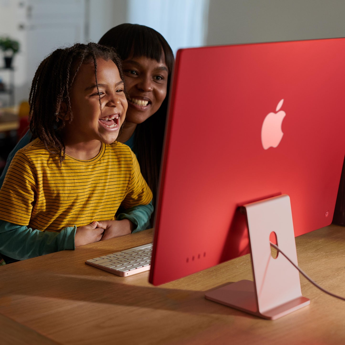 24-inch iMac with Retina 4.5K display: Apple M3 chip with 8‑core CPU and 10‑core GPU, 256GB SSD - Green